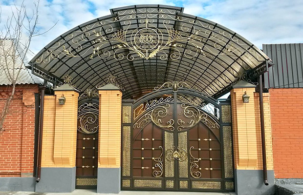 Купить или заказать ворота для дома с навесом - стильные и надежные решения для вашего участка в Арсеньеве от 42833 руб | ВоротМастер-Рсн